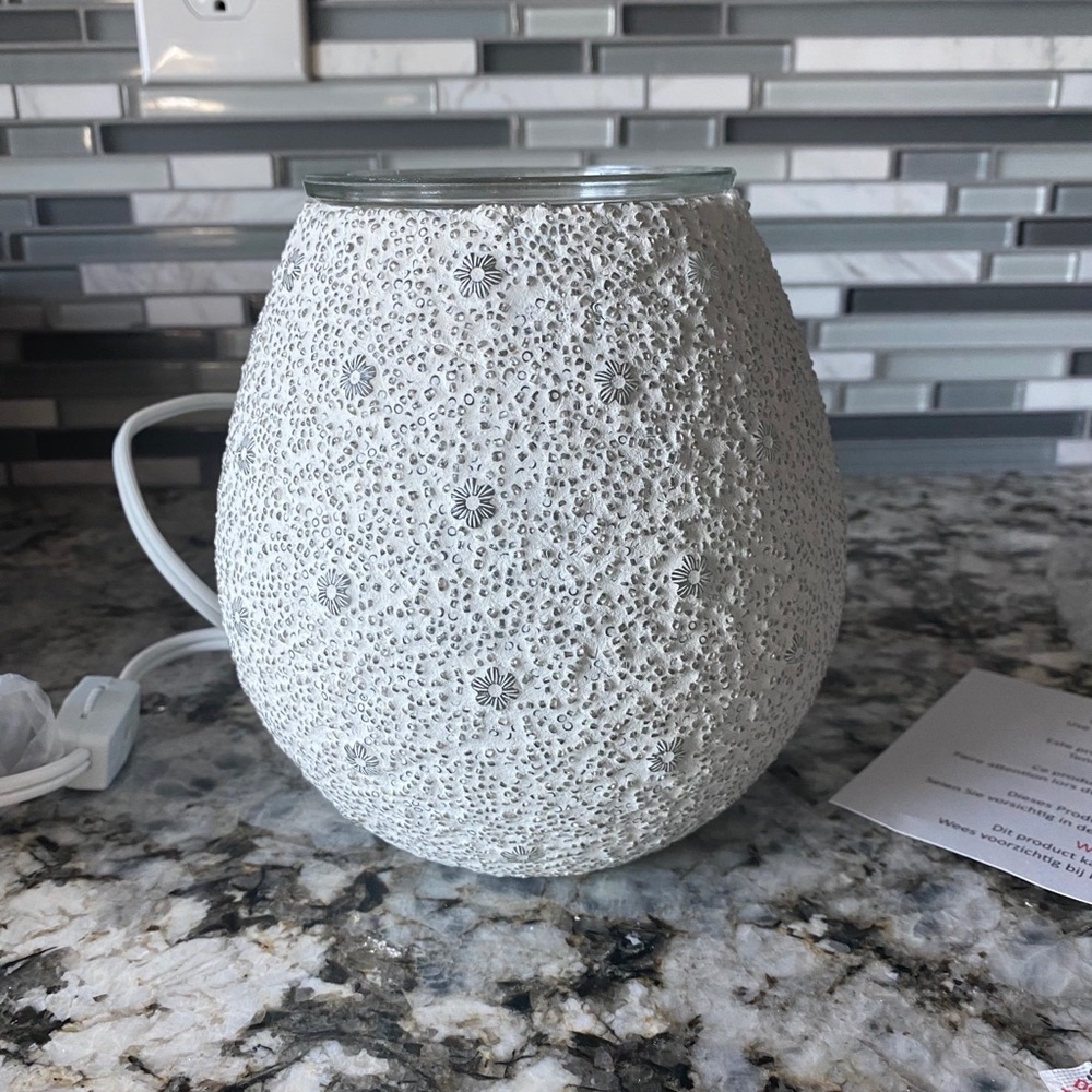 NWT Scentsy Dainty Daisy Warmer